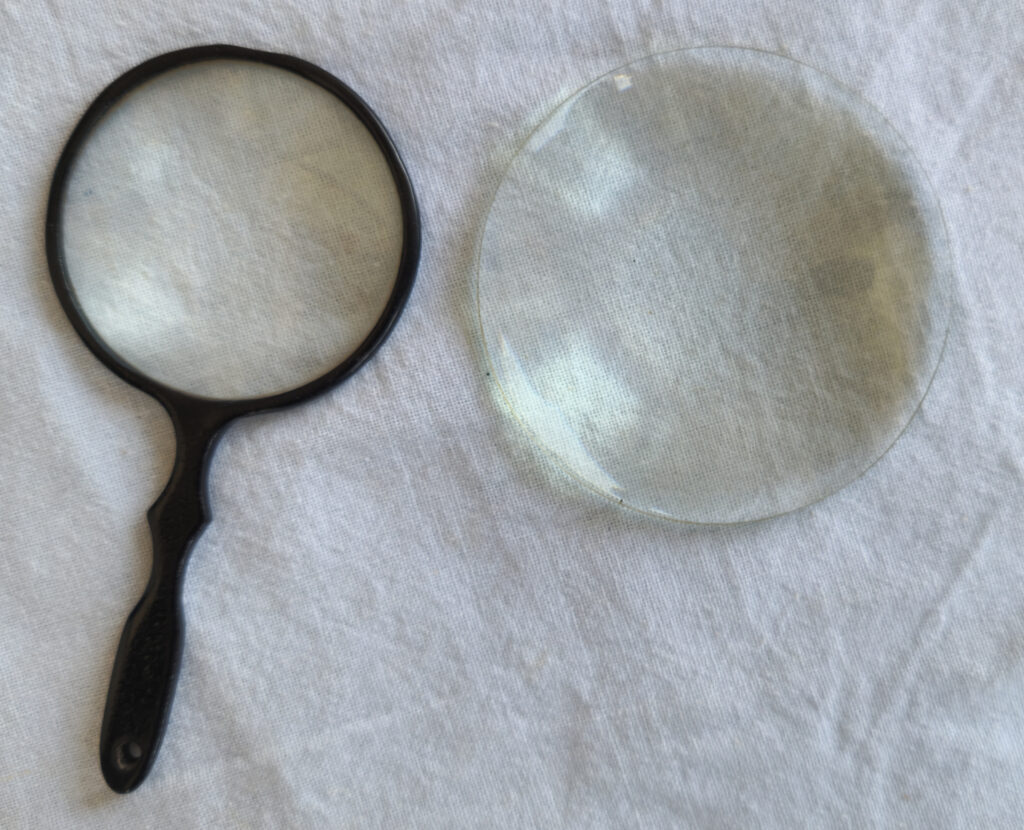 Magnifying glass and loose lens