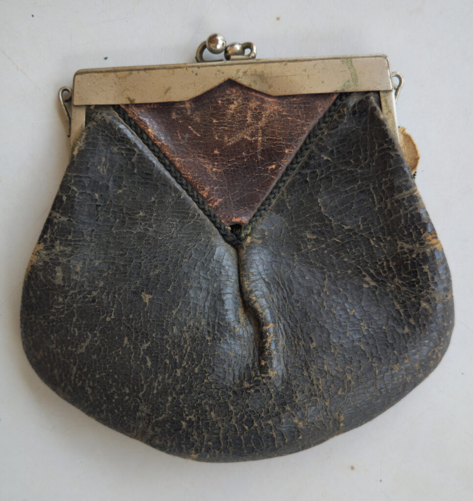 Clasp purse